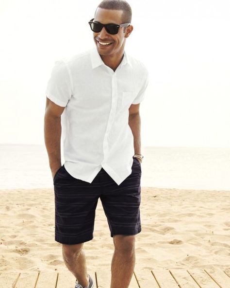 Cool And Relaxed Beach Men Outfits Beach Wedding Men, Dressing Casual, Fashion School Outfits, Mens Beach Style, Mens Summer Fashion Beach, Famous Outfits, Mens Summer Outfits, St Maarten, Ray Ban Wayfarer