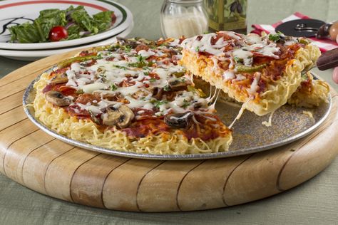 Imagine the look on your family's faces when you serve up slices of this Ramen Noodles Pizza Bake. They'll be so surprised that you were able to make two of their favorites, pizza & noodles, into one dish! This ramen noodle recipe is a real dinner winner. Ramen Noodle Recipe, Food Engineering, Ramen Recipes Easy, Easy Ramen, Noodle Recipe, Ramen Noodle Recipes, Ramen Recipes, Ramen Noodle, Pizza Rolls