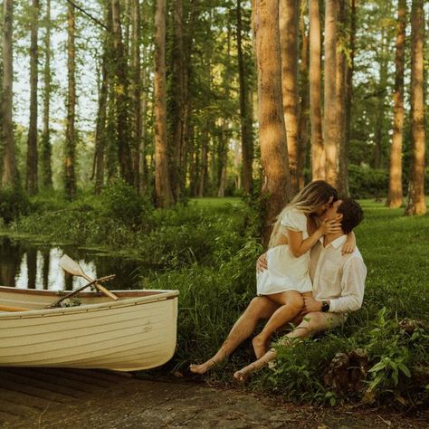 Notebook Themed Photo Shoot, Rowboat Couple Photoshoot, Rowboat Photoshoot, Cottage Elopement, Notebook Photoshoot, Lake Wedding Pictures, Private Boyfriend, Rain Shoot, Boat Engagement Photos