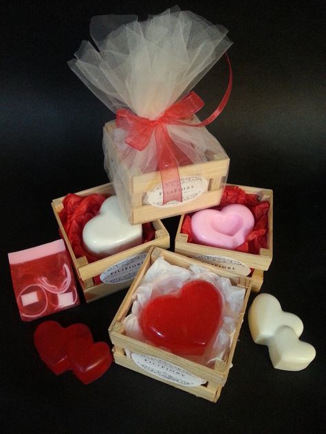 San Valentin soaps o jabones de corazón. 14 de febrero Ideas Para Vender En San Valentin, Valentine Soap, Săpunuri Handmade, Fancy Soap, Diy Cream, Pretty Soap, Henna Night, Homemade Soap Recipes, Diy Cosmetics