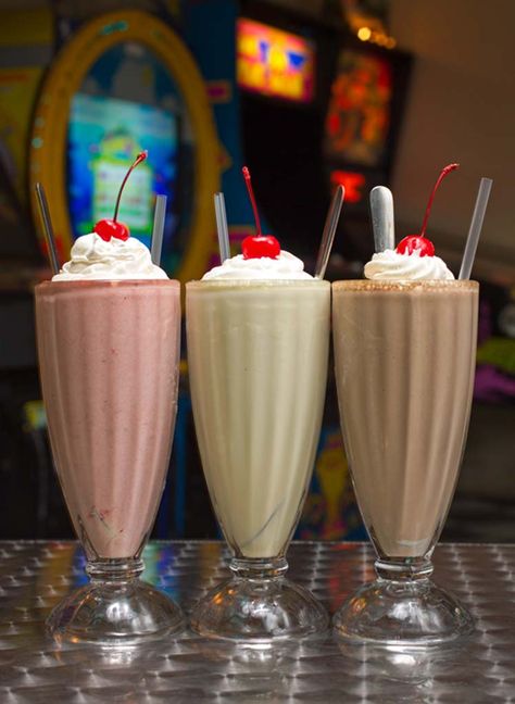 80s Diner Food, Malt Shop Aesthetic, 1950s Soda Shop, Diner Desserts, 50s Food, Make Milkshake, Milkshake At Home, Milkshake Ideas, Carb Breakfast Ideas