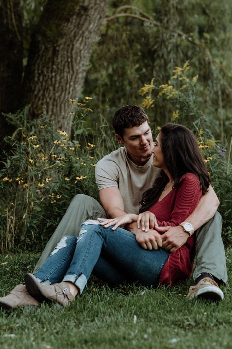 Couple Pose In Park, Couple Poses In Park, Couples Park Photoshoot, Park Couple Photoshoot, Creative Couples Photography, Arrow Photography, Illusion Photography, Drawing Refrences, Characters Inspiration