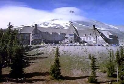 Overlook Hotel in Sidewinder, Colorado, The Shining filmed here for outside scenes Stanley Kubrick The Shining, The Stanley Hotel, Film Cult, Timberline Lodge, Hounds Of Love, Overlook Hotel, Hotel Exterior, Simon Pegg, Elijah Wood