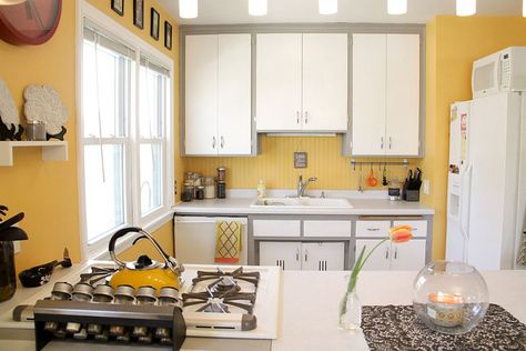 Yellow Kitchen Walls, Yellow Kitchen Designs, Small Kitchen Design Apartment, Yellow Kitchen Cabinets, Yellow Kitchen Decor, Серая Кухня, Small Apartment Kitchen, Gray And White Kitchen, Dining Room Design Ideas