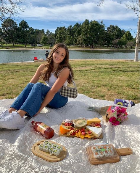 Piknik Outfit Ideas, Picnic Day Outfit Casual, Picnic Photo Ideas Instagram, Photoshoot Picnic Ideas, Piknik Outfit, Picnic Instagram Pictures, Outfits Para Picnic, Outfit Piknik, Ootd Picnic