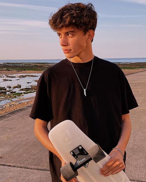 ᴊᴏsʜ 🍒 (@joshhewitt) • Instagram photos and videos Brown Hair Men, Cute Guy Pics, Skater Boys, Skater Boy, Foto Poses, Boy Poses, Tumblr Boys, Boys Haircuts, Teenage Boys