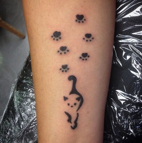 30 Best Cat Paw Print Tattoo Designs – Page 2 – The Paws Cats Memorial Tattoo, Pawprint Tattoo Cat, Tatoos Cat, Pet Memorial Tattoo Cat, Cat Print Tattoo, Tattoo Hacks, Cat Paw Print Tattoo, Paw Tattoos, Cat Paw Tattoos