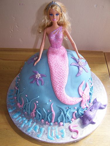 Mermaid Barbie Cake | Flickr - Photo Sharing! Mermaid Cake With Doll, Barbie Mermaid Cake, Mermaid Doll Cake, Mermaid Barbie Cake, Cakes Mermaid, Mermaid Birthday Party Food, Cake Barbie, Barbie Mermaid, Princess Cakes