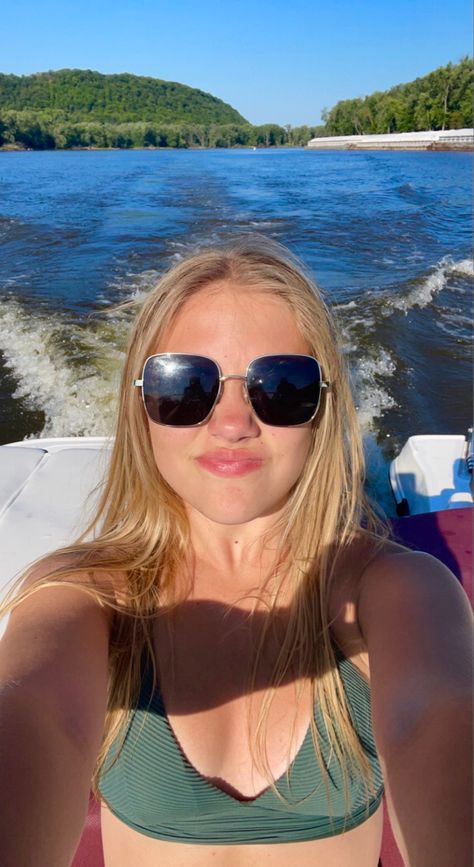 Boat Day Pics, Boat Selfie Ideas, Boat Selfie, Bathing Suit Boat Pics, Swimsuit Boat Pictures, Sunglasses Pool Aesthetic, Tan Summer, Swimsuit Green, Summer Boat