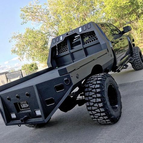 IS THERE ANYONE THAT WOULD ROCK A RAW METAL BED? ✖️ ✖️ ✖️ #madmaxshit #furyroadrunner #torquemonster #fiberworks #bdssuspention #borgwarner… Aksesoris Jeep, Flatbed Truck Beds, Custom Flatbed, Mobil Off Road, Impala Chevrolet, Welding Trucks, Accessoires 4x4, Custom Truck Beds, Truck Flatbeds