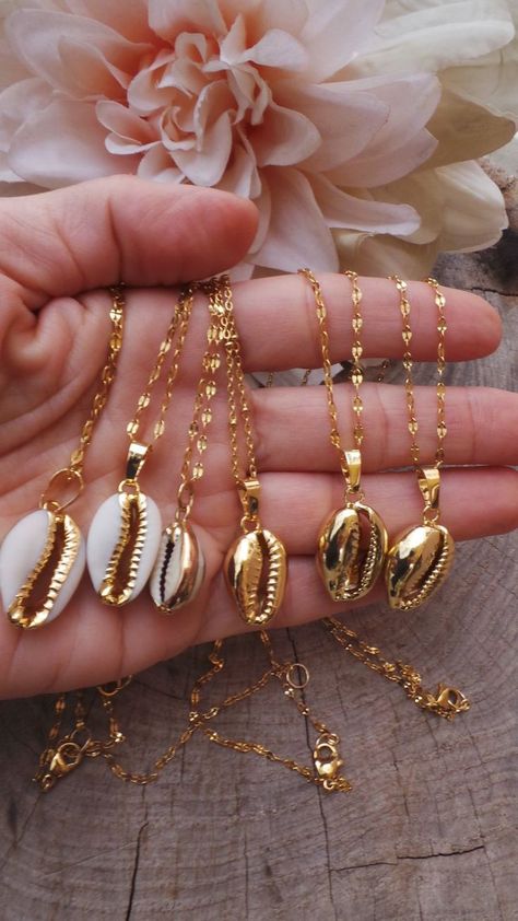 Aesthetics Jewelry, Shell Charm Necklace, Cowrie Shell Jewelry, Necklace Shell, Cowrie Shell Necklace, Jewelry Tattoo, Seashell Jewelry, Necklace Layering, Gold Jewelry Simple