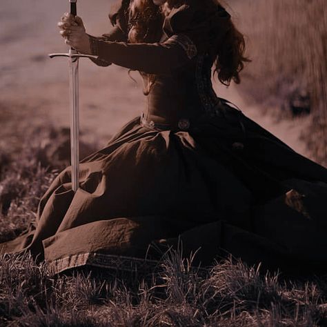 Knight Aesthetic, Aesthetic Medieval, Time Aesthetic, Medieval Aesthetic, Fairytale Aesthetic, Dark Fairytale, Medieval Woman, Queen Aesthetic, Royalty Aesthetic