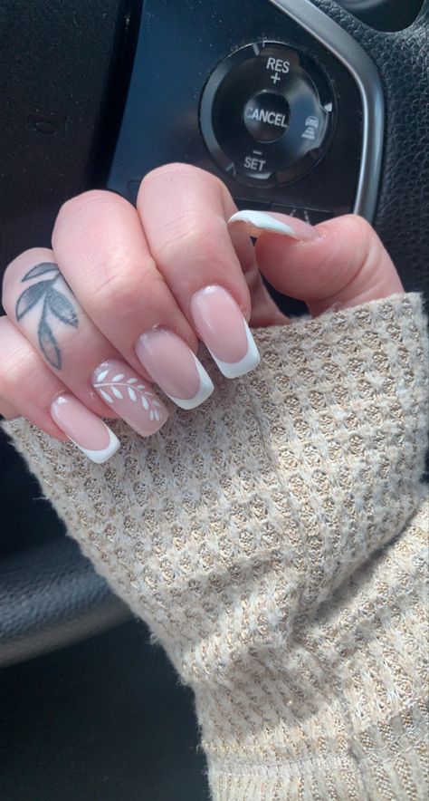 Elegant Nails Fall, White And Nude Nails, Leaf Nails, Fancy Nails Designs, Classy Acrylic Nails, Nails White, Bride Nails, Nails Fall, White Leaf