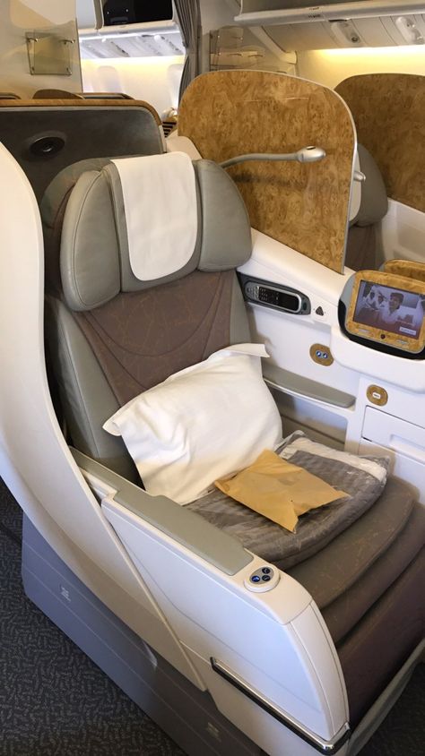 Emirates Business Class Seats, Train Luxury, Emirates Business, Lounge Aesthetic, The Shameless, Business Class Lounge, Emirates Airlines, Emirates Flights, Business Class Seats