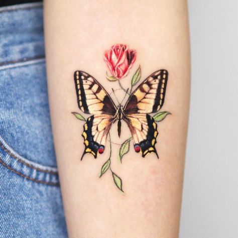 11+ Butterfly And Flower Tattoo Ideas You'll Have To See To Believe! 6 Outsons Inking Styles, Butterfly And Flower Tattoo, Monochromatic Flowers, Bunch Of Red Roses, Monarch Butterfly Tattoo, Circular Tattoo, Butterfly With Flowers Tattoo, Blue Butterfly Tattoo, Tattoos Butterfly