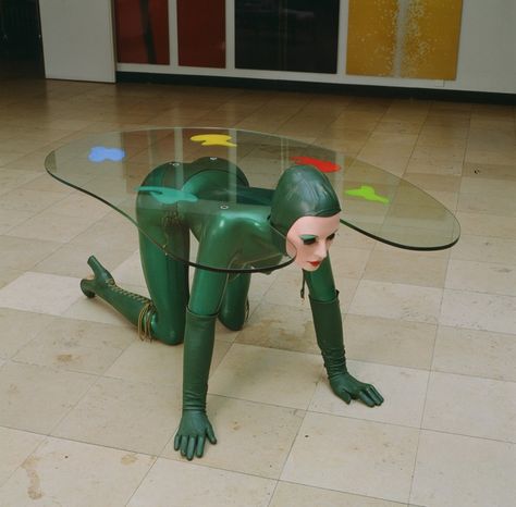 Schirn_Presse_Glam_Allen_Jones_Green_Table_Sculptu Allen Jones, Weird Furniture, Mannequin Art, New York Art, Funky Furniture, Creative Furniture, Furniture Styles, Unique Furniture, Cool Furniture