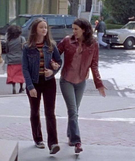 gilmore girls #gilmoregirls #rorygilmore #lorelaigilmore #downtowngirl #lorelaigilmoreoutfit #rorygilmoreoutfit Rory Gilmore Outfits From Show, Rory Gilmore Pants, Lorelei Gilmore Style, Gilmore Girls Outfits Lorelai, Gilmore Girls Rory Outfits, Gilmore Girls Aesthetic Outfits, Rory Gilmore Aesthetic Outfits, Lorelei Gilmore Outfits, Gilmore Girls Style