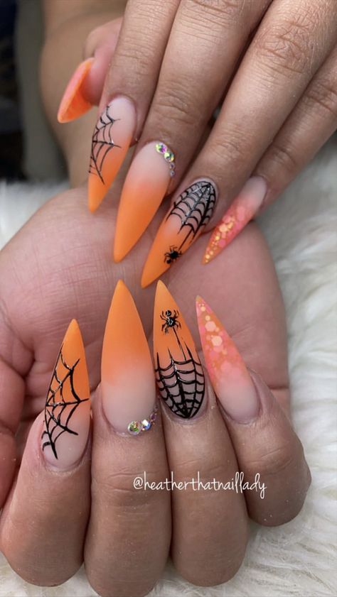 21+ Spider Nails to Step into the Halloween Nails | Halloweeen Nail Designs Black Halloween Nails, Sharp Claws, Holloween Nails, Halloween Acrylic Nails, Cute Halloween Nails, October Nails, Matte Nails Design, Pointed Nails, Halloween Nail Designs