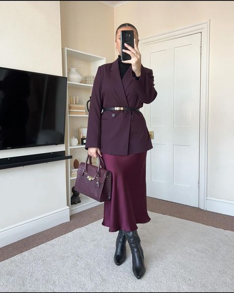 Cold Winter Outfits, Satin Skirt Outfit, Mode Hijabi, Burgundy Outfit, Burgundy Skirt, Chic Winter Outfits, Winter Outfits Cold, Mode Abaya, Summer Work