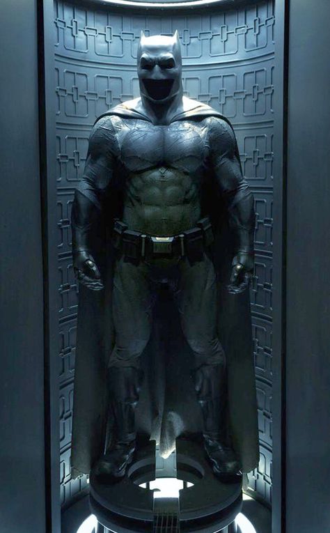 Zack Snyder Finally Reveals Ben Affleck's Full Batsuit Days After Batman V Superman: Dawn of Justice Trailer Debuts Truk Ford, Superman Hd Wallpaper, The Dark Knight Batman, Batman Cowl, Batman Suit, Batman V Superman Dawn Of Justice, Zack Snyder, Superman Dawn Of Justice, Batman Costume