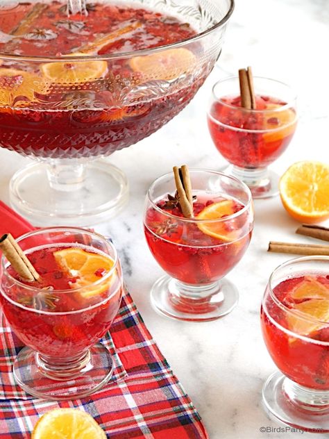 Cranberry Vodka Christmas Punch Recipe - a quick, easy and super delicious big-batch cocktail, perfect for serving a crowd during the holidays! by BirdsParty.com @birdsparty #cocktails #bigbatchcocktail #christmaspunch #holidaypunch #christmascocktail #cranberryrecipes #cranberrydrinks #cranberrycocktails Holiday Punch Recipe, Christmas Punch Recipes, Cranberry Vodka, Batch Cocktails, Holiday Punch, Christmas Punch, Punch Recipe, Party Punch, Champagne Cocktail