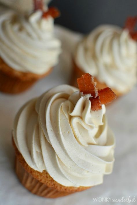 Bourbon Cupcake Recipe + Buttercream & Bacon - WonkyWonderful Boozy Cupcakes Recipes, Maple Glazed Bacon, Whiskey Cupcakes, Bourbon Cupcakes, Drunken Desserts, Maple Buttercream Frosting, Boozy Recipes, Bacon Party, Maple Buttercream