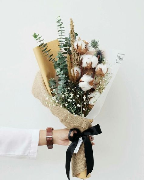 Deco Floral, Dried Flower Bouquet, Dried Flower Arrangements, Bunch Of Flowers, Ikebana, Flowers Photography, My Flower, Flower Shop, Pretty Flowers