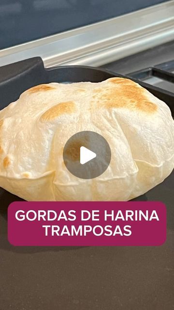 159K views · 10K likes | Katia Vidal Massu on Instagram: "GORDAS DE HARINA TRAMPOSAS Lo siento por la liga de tortilleras con recetas ancestrales pero a mí, ni la de mi abuela me funcionó... Descubrí esta harina ya preparada que trae integrada la manteca y otras cosas y solo necesita agua... y listo! Hice algunos ajustitos y listo! Ahora pertenezco al selecto grupo de las que hacen tortillitas de harina caseras (aunque tramposas pero no me importa) y la satisfacción es muucha 💕 🌼1 Kilo de harina para tortillas de harina marca SELECTA (hay de otras marcas es cuestión de probar). NO ES PATROCINIO. 🌼440 gr de agua a 42 grados centígrados (es como 1 3/4 taza). Si no tienes termómetro pues agua tibia "tirandole" a caliente (mejor usa termómetro para evitar los tanteos). 🌼1 cucharada de s Lime Pie, Key Lime Pie, Key Lime, No Me Importa, Pie, Bread, Cake, On Instagram