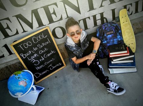 3rd Grade Photoshoot, First Day Of School Photo, School Photoshoot, Back To School Pictures, Class Photo, Style Vans, Cool Kid, School Photo, Kid Boy