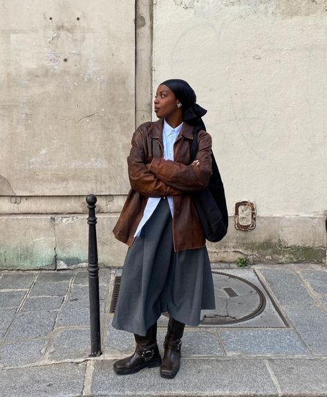 #fashioninspo #blackgirlfashion #outfitideas London Fashion Outfits, Skirt And Boots Outfit, Pleated Skirt Winter, London Winter Fashion, Dark Academia Outfit, Pleated Skirt Outfit, Stylish Mom, Trendy Fall Outfits, Fall Fashion Trends