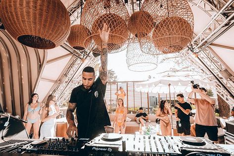 Élia Beach Club Closes Out the Summer with All-Star Artist Lineup Latin Artists, Casino Hotel, Las Vegas Hotels, Special Guest, Mykonos, Beach Club, Art Direction, All Star, Labour Day