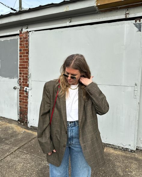 this is your sign to grab that vintage dad blazer you’ve had your eyes on 👀 Spring blazer, how to style a blazer, spring outfits, minimal style, oversized fashion Style A Blazer, Outfits Minimal, Spring Blazer, Oversized Fashion, Oversize Fashion, Minimal Style, How To Style, Minimal Fashion, Your Eyes