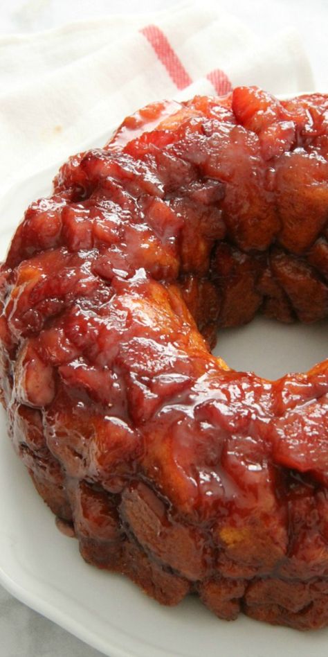 Soft, sticky Strawberry Monkey Bread is deliciously flavored with freshly cooked strawberries! Perfect for breakfast or a special treat! | The Bitter Side of Sweet #summerdessertweek #ad Cooked Strawberries, Strawberry Monkey Bread, Bread Soft, Mini Bundt, Canned Biscuits, Natural Food Coloring, Photo Food, Chocolate Oatmeal, Coffee Cakes