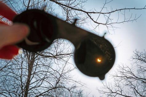 It takes some skill and some extra equipment to take dramatic pictures of a solar eclipse. But it is possible to capture the mood even with a simple cell phone camera. How To Take Pictures Of The Solar Eclipse, How To Photograph Solar Eclipse, Eclipse Pictures, Solar Eclipse Photography, Dramatic Pictures, Solar Eclipse Photo, Eclipse Photography, Eclipse Photos, Eclipse Glasses