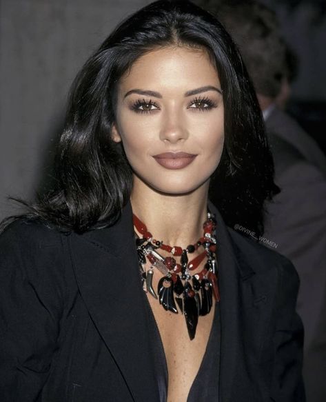 Catherine Zeta Jones 90s, Divine Women, 90s Makeup Look, 90s Makeup, Make Up Inspiration, Catherine Zeta Jones, Elegant Makeup, Beauty Icons, Aesthetic Makeup