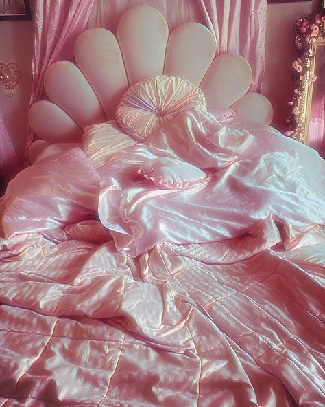 Circle Beds Aesthetic, 60s Pastel Aesthetic, Siren Bedroom Aesthetic, Adult Princess Bedroom, Aphrodite Room, Pearl Bed, Room Decor Websites, Pink Eclectic, Barbiecore Aesthetic