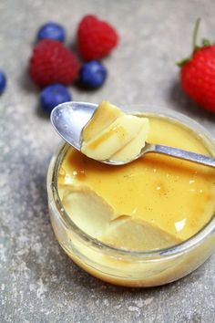 5 Ingredient Vegan Crème Brûlée: canned light coconut milk, coconut b. sugar, agar agar powder, vanilla, & turmeric Vegan Creme Brulee, Agar Agar Powder, Deserturi Raw Vegan, Recipes Chili, Patisserie Vegan, Vegan Pudding, Desserts Vegan, Pizza Food, Sukkot