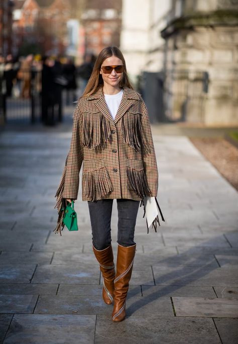 Dress up classic jeans with a fringed jacket. Fringe Jacket Outfit, Fringe Outfit, Wearing Jacket, Fringed Jacket, Pernille Teisbaek, Fringe Clothing, Jeans Outfit Spring, Spring Denim, Cute Spring Outfits