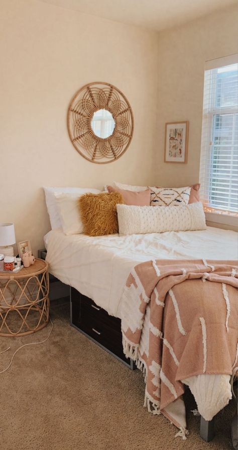 Boho Dorm Room Aesthetic, College Apartment Decor Minimalist, Boho College Apartment, Bed Against Wall Ideas, Sunshine Bedroom, Minecraft Modern Bedroom, Decor Minecraft, Boho Dorm, Minecraft Modern