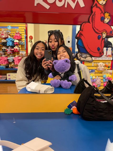 Build A Bear Friends, Mall With Friends, Big Friend Group Sleepover, Bestie Hangout, Build A Bear Workshop Aesthetic, Build A Bear With Best Friend, Mall With Friends Aesthetic, Build A Bear Best Friends, Build A Bear Date