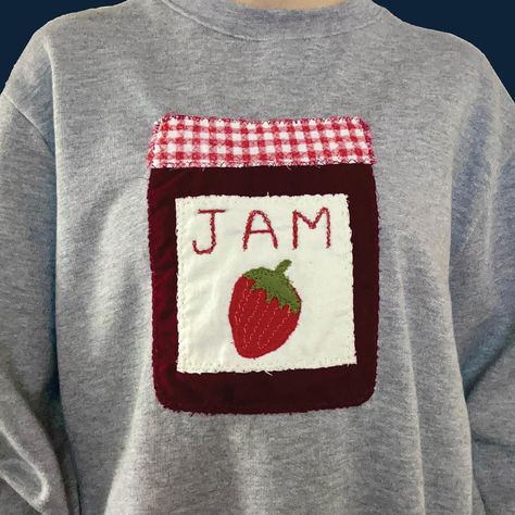 Strawberry jam vibes Applique Ideas Fashion, Teacher Outfits Tshirt, Sewing Patchwork Clothes, Diy Applique Shirts, Sew Shirt, Applique Ideas, Appliqué Tshirt, Diy Embroidered Shirt, Patchwork Shirt Diy