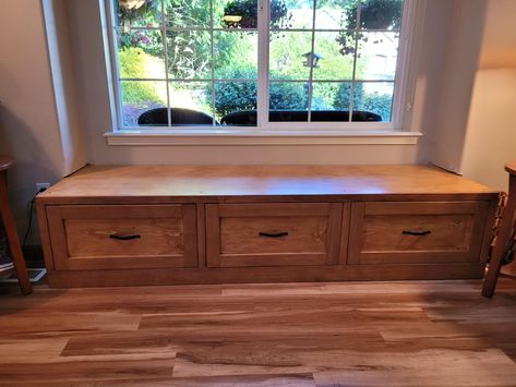 Window seat with drawers using the mudroom bench with easy drawers plan Bench Seat With Drawers, Window Seat With Drawers, Build A Drawer, Drawer Bench, White Mudroom, Ikea Window Seat, Drawers Diy, Potting Bench Plans, Workbench Plan