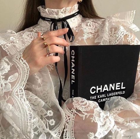 Beautiful girl aesthetic icon / tetlassova Coco Chanel Aesthetic, Blair Waldorf Aesthetic, Estilo Ivy League, Chanel Aesthetic, Gossip Girl Aesthetic, Estilo Ivy, Classy Aesthetic, Luxury Aesthetic, Preppy Aesthetic