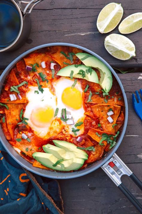 Chilaquiles Aesthetic, Fire Decorations, Camp Breakfast, Vegetarian Camping, Camping Recipes Breakfast, Easy Camping Breakfast, Chilaquiles Recipe, Camping Photos, Healthy Breakfast Bowl