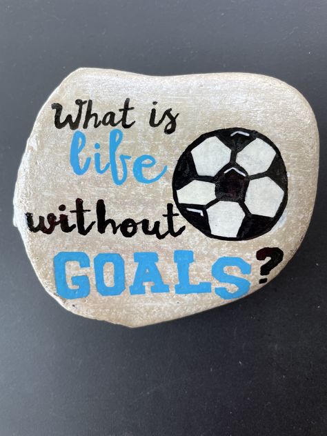 Soccer Painted Rocks, Soccer Rock Painting Ideas, Sports Painted Rocks, Pet Rocks Craft, Kindness Garden, River Stones Crafts, Painting Pebbles, Pocket Rocks, Labrador Silhouette