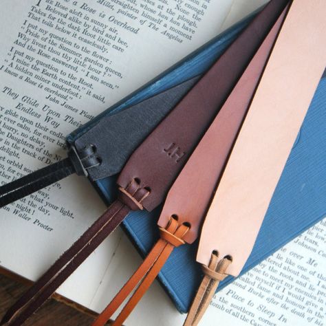 How To Stamp Leather Diy, Leather Bookmark Diy, Easy Leather Crafts, Small Leather Projects, Leather Gifts For Men, Leather Bookmarks Handmade, Diy Leather Gifts, Workspace At Home, Leather Bookmarks