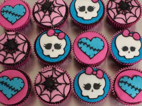 Cupcakes Monster High | Flickr - Photo Sharing! Monster High Cupcakes, Cheer And Dance, Monster High Birthday Party, Monster High Cake, Ninja Turtle Cake, Monster Cupcakes, Pirate Cake, Sweet 16 Cakes, Monster High Party