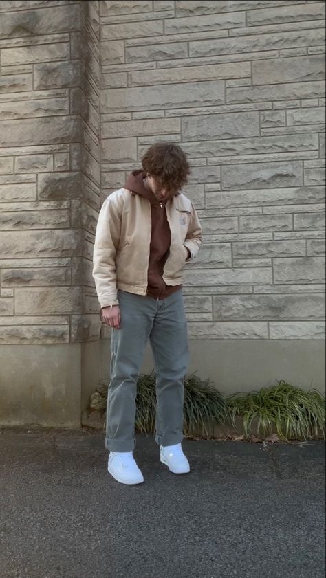 A simple men’s winter outfit featuring neutral, earth tones. The top half of the outfit includes a vintage, tan, sun-faded carhartt Detroit jacket and a faded brown hooded jacket from Rue Porter. The pants are faded moss green carpenter pants from Dickies. Lastly, the shoes are all white Jordan IV sneakers, also known as the pure money colorway. Workwear Pants Outfit Men, Dickies Cargo Pants Outfit Men, Carhartt Mens Fashion Pants, Grey Carhartt Pants Outfit, Grey Dickies Outfit Men, Men’s Dickies Outfit, Brown Carhartt Pants Outfit, Green Carhartt Pants Outfit, Grey Dickies Outfit