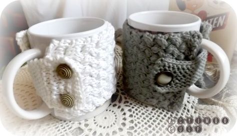 On connait le cache-théière au tricot ou au crochet (fantaisie so British), et depuis 2008, sur la blogo, on cache-cache sa tasse grâce au cache-mug, au chauffe-mug ou mug cosy et même au manchon (Vive le Québec Libre !) . On ne se brûle plus les mains... Appliques Au Crochet, Mug Cosy, So British, Crochet Mug Cozy, Mug Rug Patterns, Knit Rug, Noel Diy, Mug Cozy, Crochet Amigurumi Free Patterns