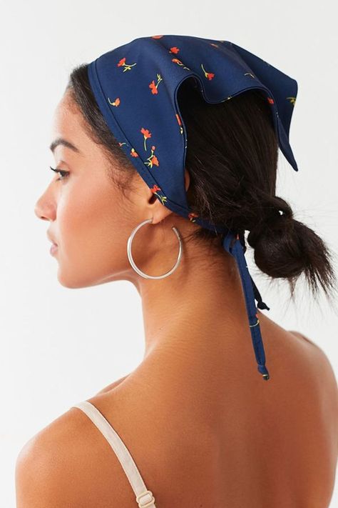 Girl with a bandana handkerchief around head Cute Bandana Hairstyles, How To Tie Bandana, Dresses By Pattern, Bandana Styles, Bandana Headband, Athletic Hairstyles, Penteado Cabelo Curto, Bandana Hairstyles, College Fashion